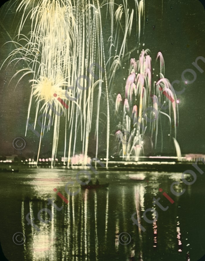 Feuerwerk am Rheinufer ; Fireworks on the Rhin (foticon-600-simon-duesseldorf-340-025.jpg)